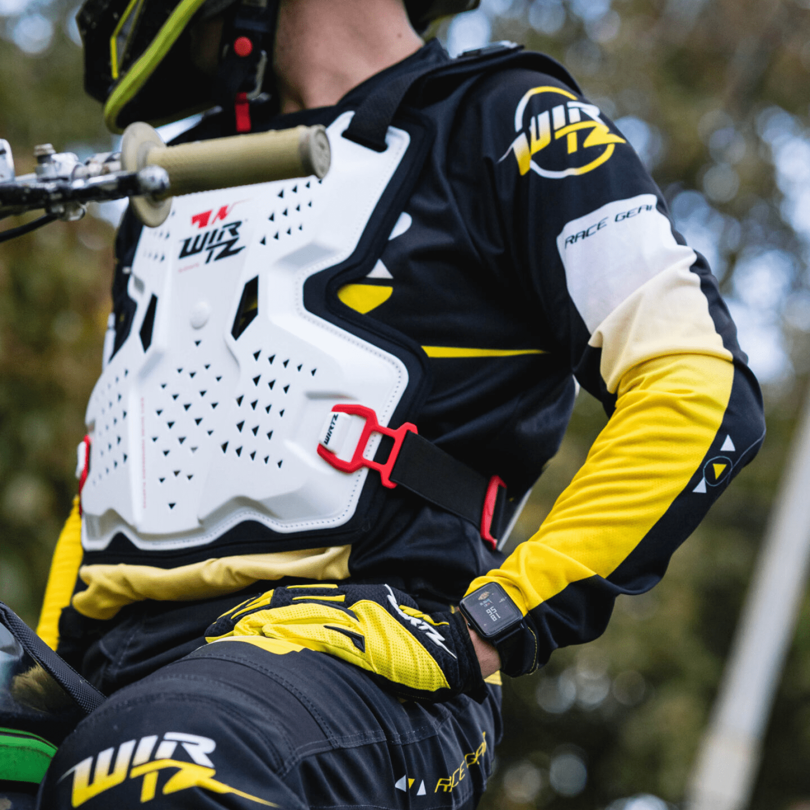 Pechera de Motocross y Enduro Elevate - Negra