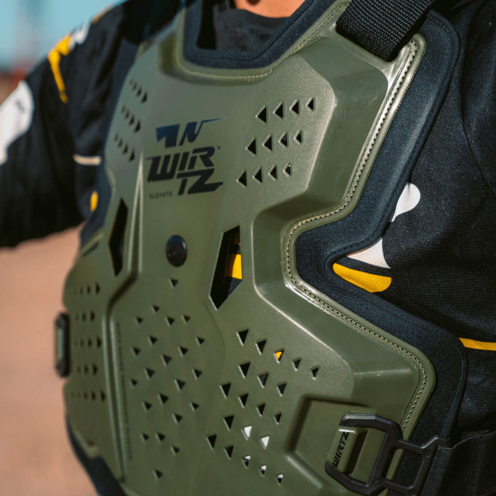 Pechera de Motocross y Enduro Elevate - Negra